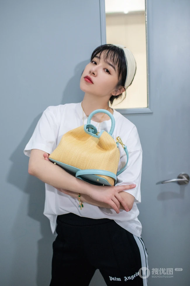 阚清子休闲运动装潮半蹲写真图片