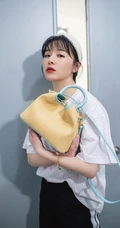 阚清子休闲运动装潮半蹲写真图片