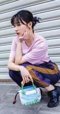 阚清子休闲运动装潮半蹲写真图片