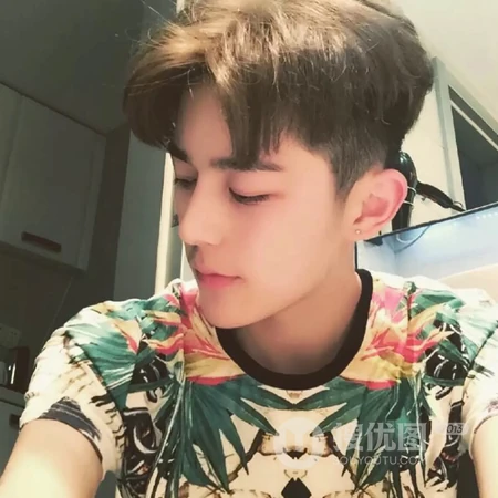帅气短发小哥哥，阳光帅气的男生头像