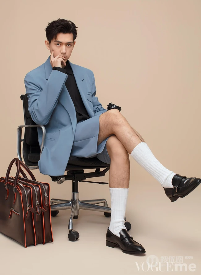 李现多种休闲装扮登《服饰与美容》四月刊朝气写真封面图片