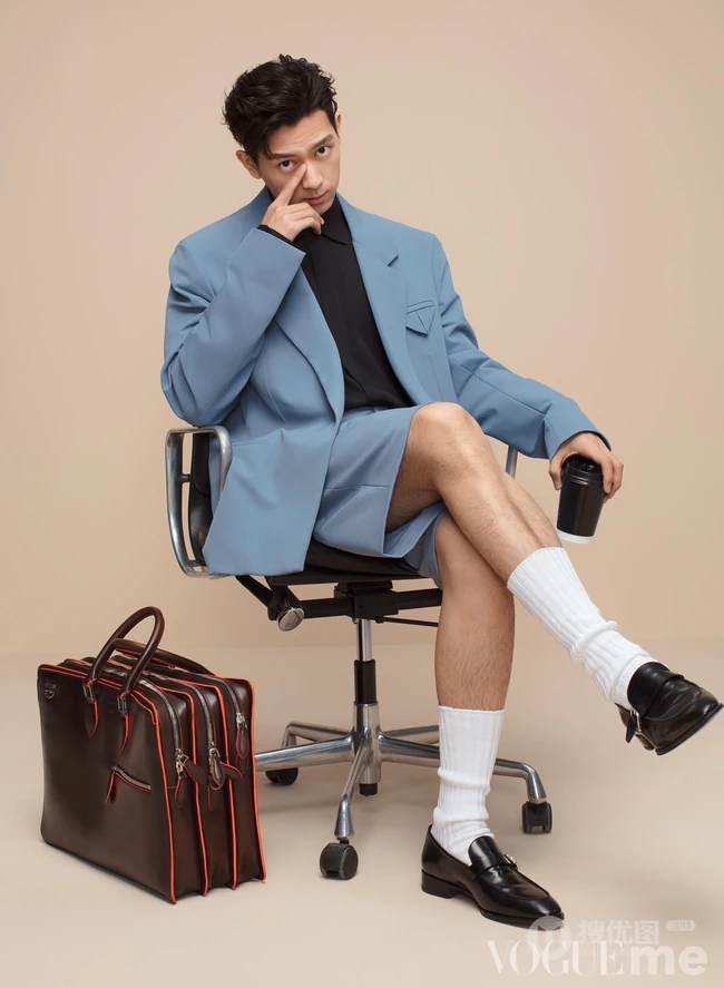 李现多种休闲装扮登《服饰与美容》四月刊朝气写真封面图片
