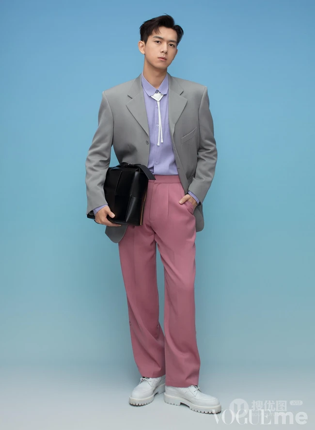李现多种休闲装扮登《服饰与美容》四月刊朝气写真封面图片