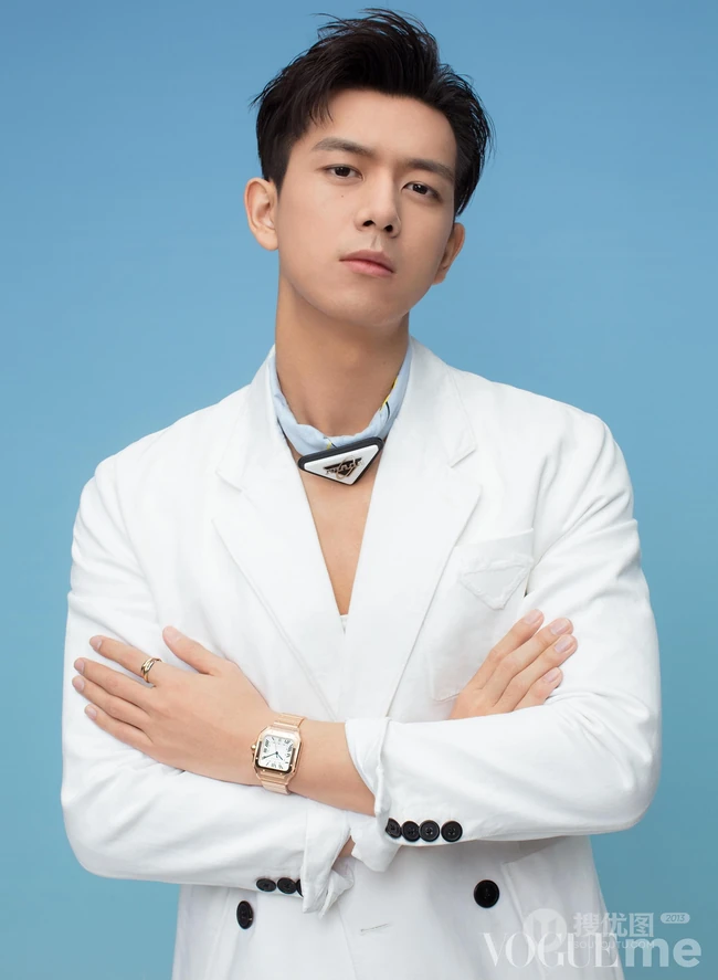 李现多种休闲装扮登《服饰与美容》四月刊朝气写真封面图片