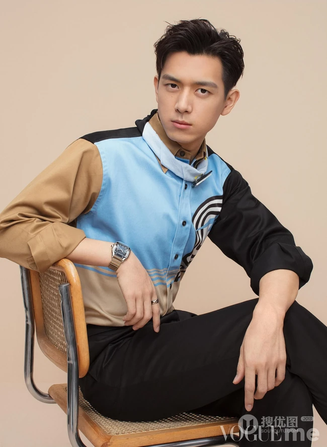 李现多种休闲装扮登《服饰与美容》四月刊朝气写真封面图片