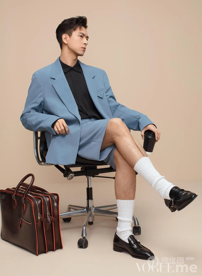李现多种休闲装扮登《服饰与美容》四月刊朝气写真封面图片