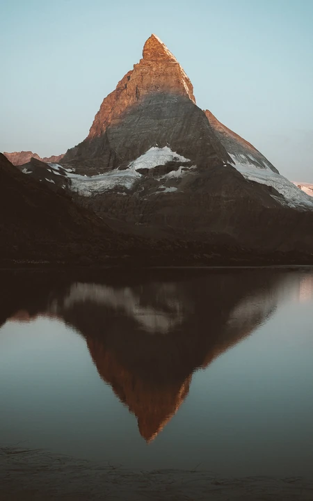 倒影在湖中的山丘风景手机壁纸