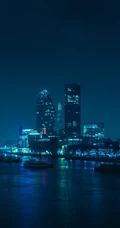 繁华城市夜景，夜间的城市街道井盖手机壁纸图片