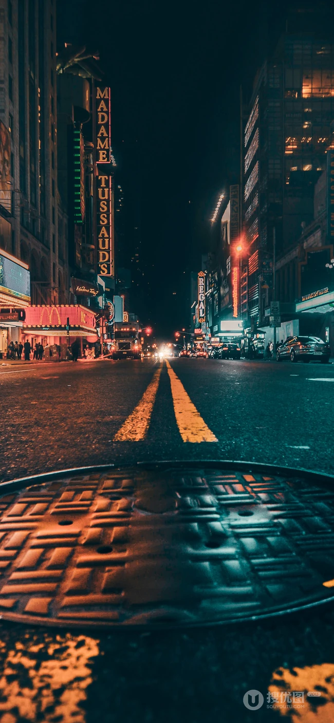 繁华城市夜景，夜间的城市街道井盖手机壁纸图片