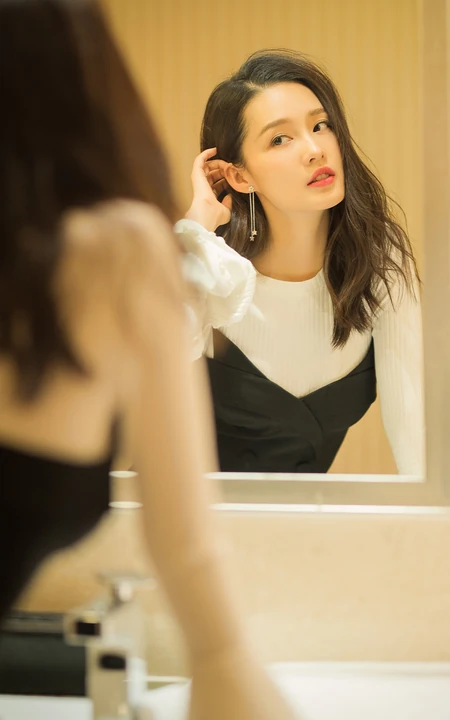 镜前整理妆容的明星李沁高清苹果手机壁纸