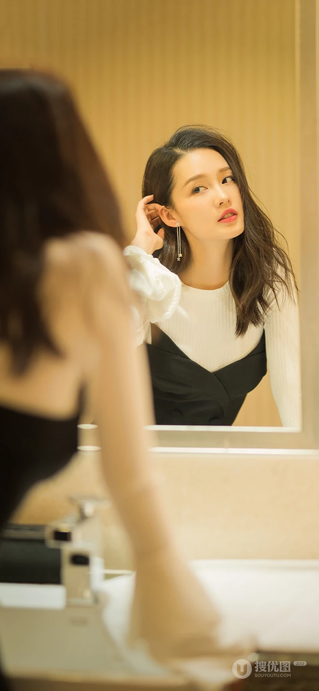镜前整理妆容的明星李沁高清苹果手机壁纸