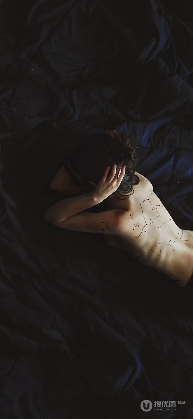 性感腰线的欧美纹身女生，床上的半裸欧美美女高清手机壁纸