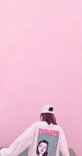 穿短裤拿棒球棒的长发运动欧美少女