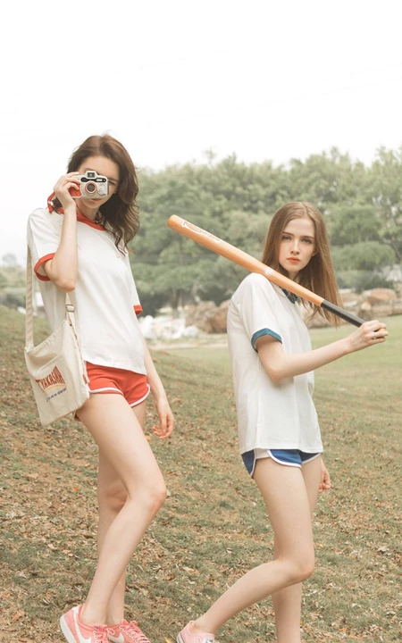 穿短裤拿棒球棒的长发运动欧美少女