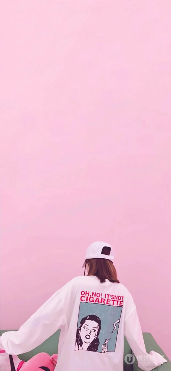 穿短裤拿棒球棒的长发运动欧美少女