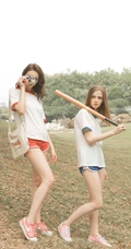 穿短裤拿棒球棒的长发运动欧美少女