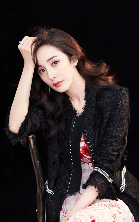 时尚西服打扮的美女明星杨幂高清手机壁纸