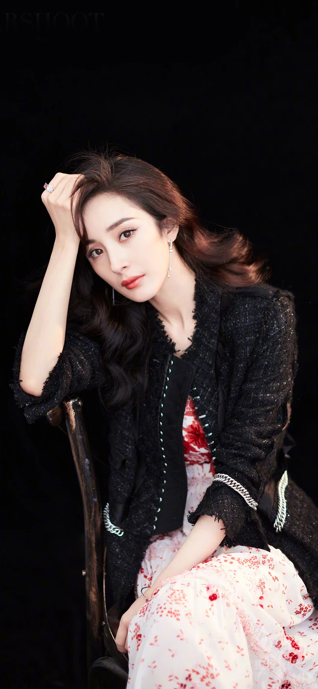 时尚西服打扮的美女明星杨幂高清手机壁纸