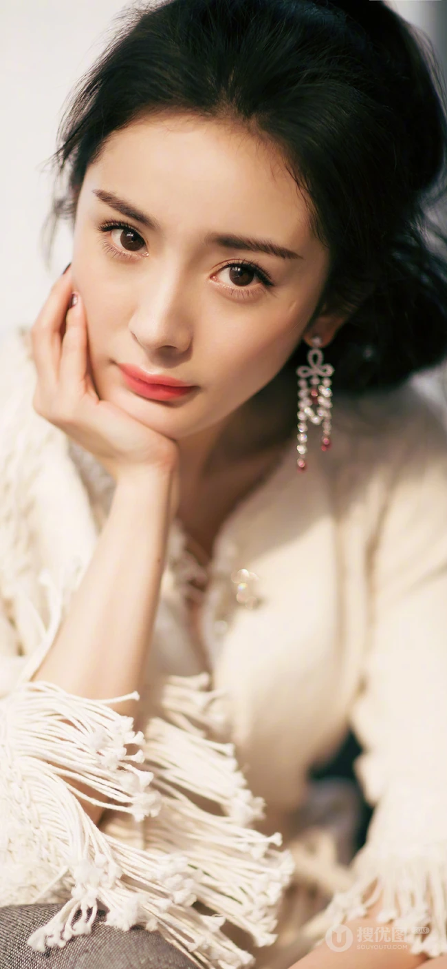 时尚西服打扮的美女明星杨幂高清手机壁纸