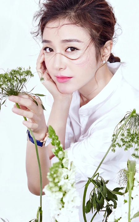 感性打扮的美女秦岚与花同框高清手机壁纸