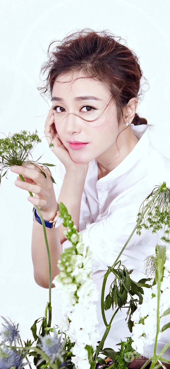 感性打扮的美女秦岚与花同框高清手机壁纸