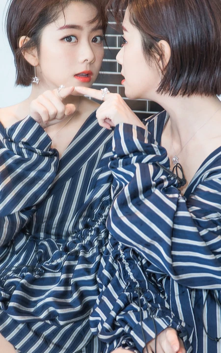 身穿黑蓝大衬衫的美女明星谭松韵对镜卖萌的手机桌面背景