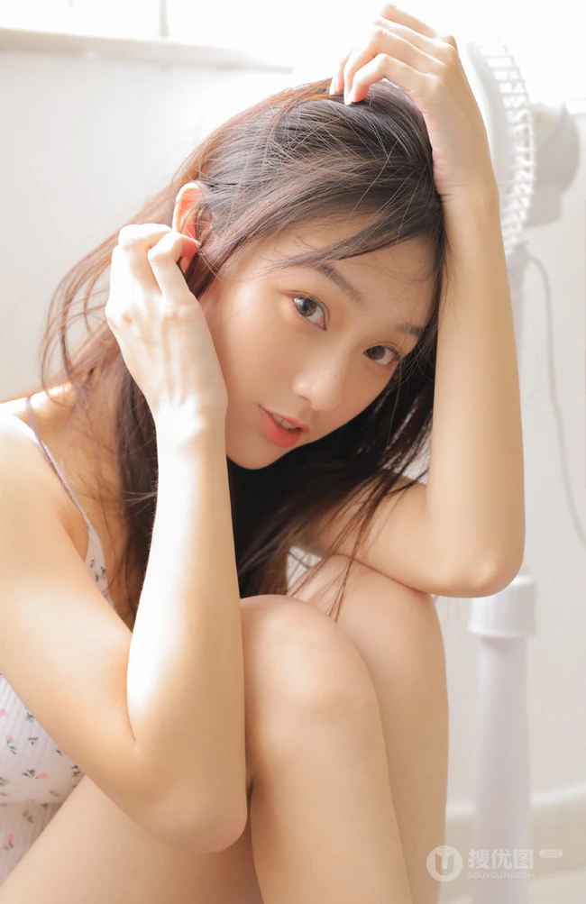 自然流露的小气质，清新少女女生小碎花紧身连体泳衣写真图片