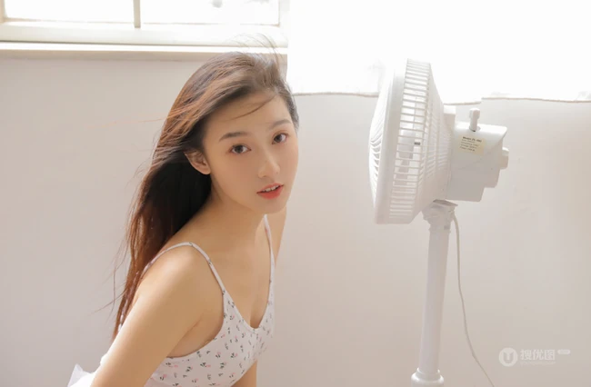 自然流露的小气质，清新少女女生小碎花紧身连体泳衣写真图片