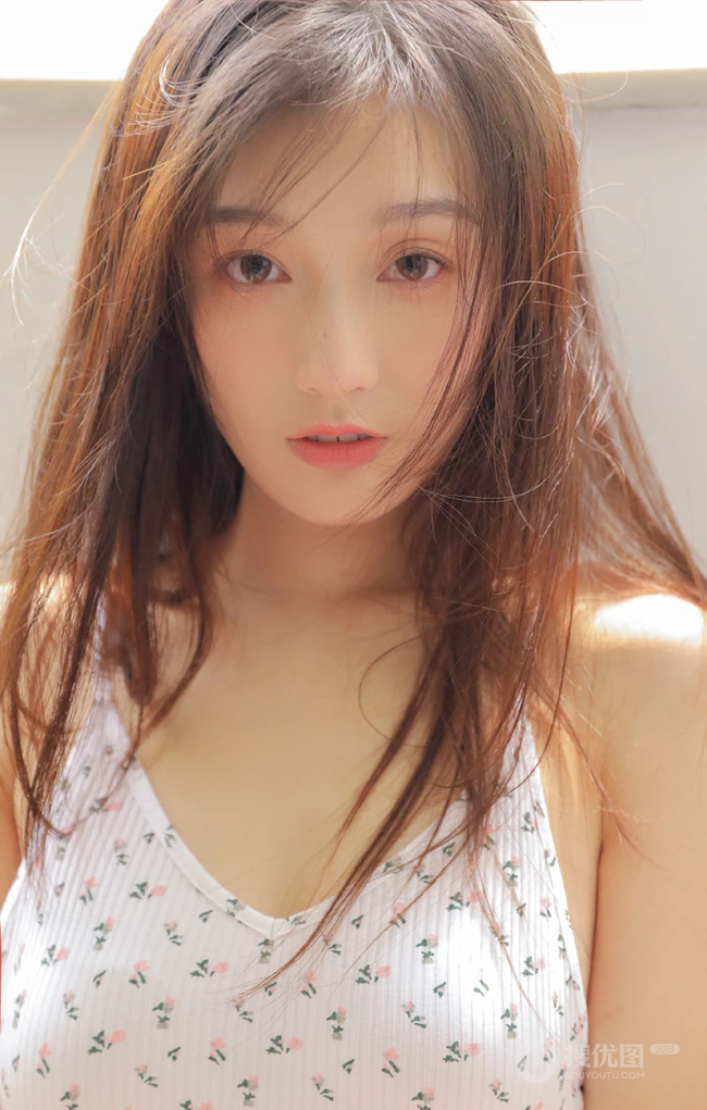 自然流露的小气质，清新少女女生小碎花紧身连体泳衣写真图片