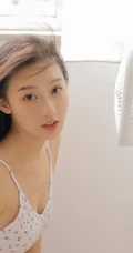 自然流露的小气质，清新少女女生小碎花紧身连体泳衣写真图片