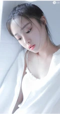 浴室清透女生，裹着浴巾准备洗澡的娇小女生浴室写真图片