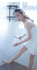 浴室清透女生，裹着浴巾准备洗澡的娇小女生浴室写真图片