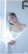 浴室清透女生，裹着浴巾准备洗澡的娇小女生浴室写真图片
