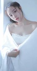 浴室清透女生，裹着浴巾准备洗澡的娇小女生浴室写真图片