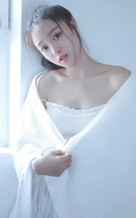 浴室清透女生，裹着浴巾准备洗澡的娇小女生浴室写真图片