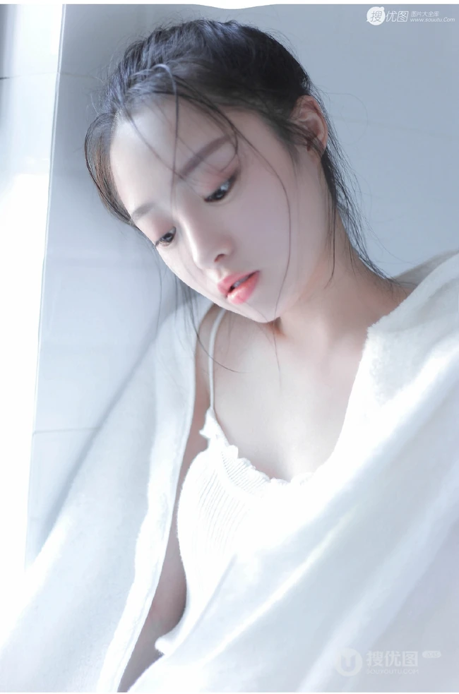 浴室清透女生，裹着浴巾准备洗澡的娇小女生浴室写真图片