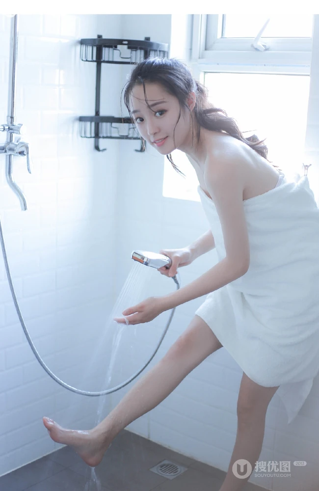 浴室清透女生，裹着浴巾准备洗澡的娇小女生浴室写真图片