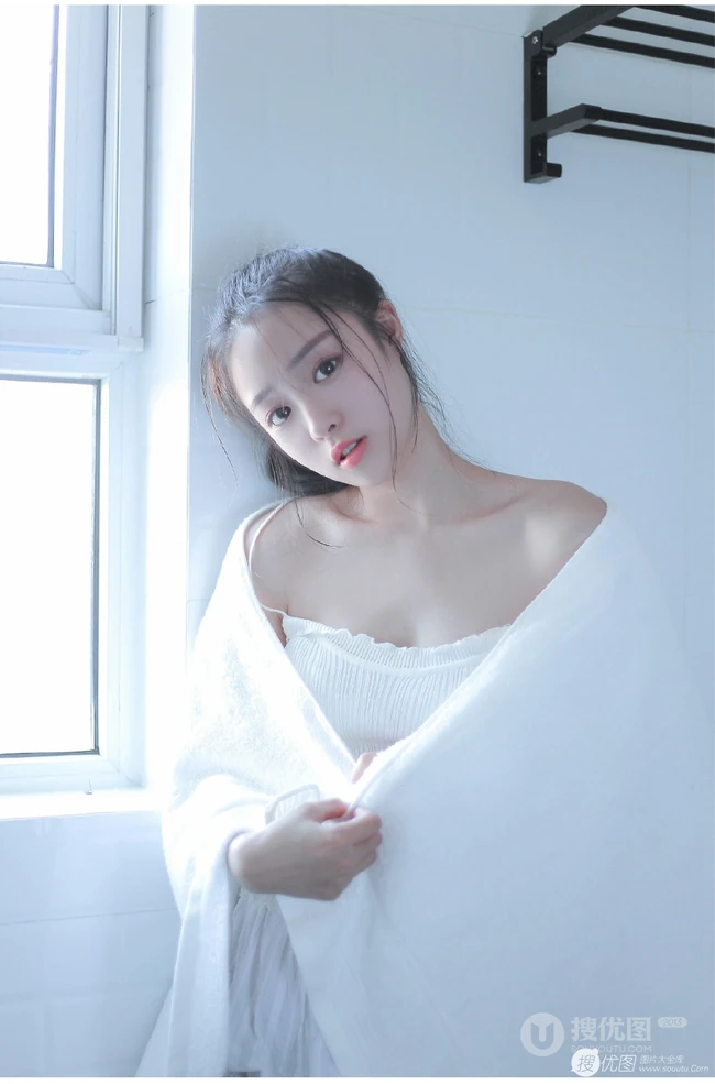 浴室清透女生，裹着浴巾准备洗澡的娇小女生浴室写真图片