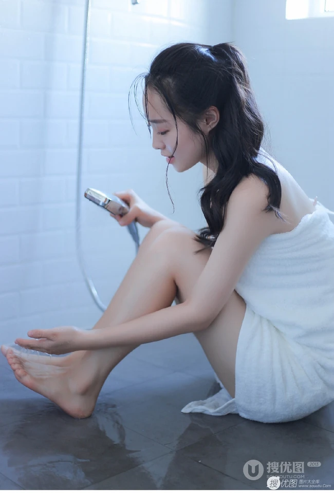 浴室清透女生，裹着浴巾准备洗澡的娇小女生浴室写真图片