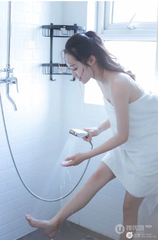 浴室清透女生，裹着浴巾准备洗澡的娇小女生浴室写真图片