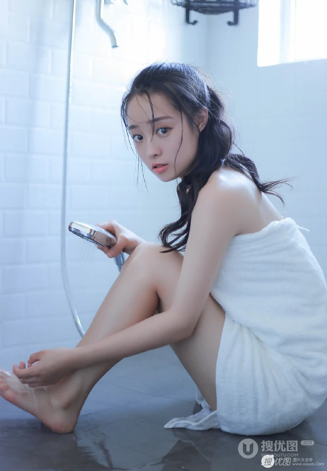 浴室清透女生，裹着浴巾准备洗澡的娇小女生浴室写真图片