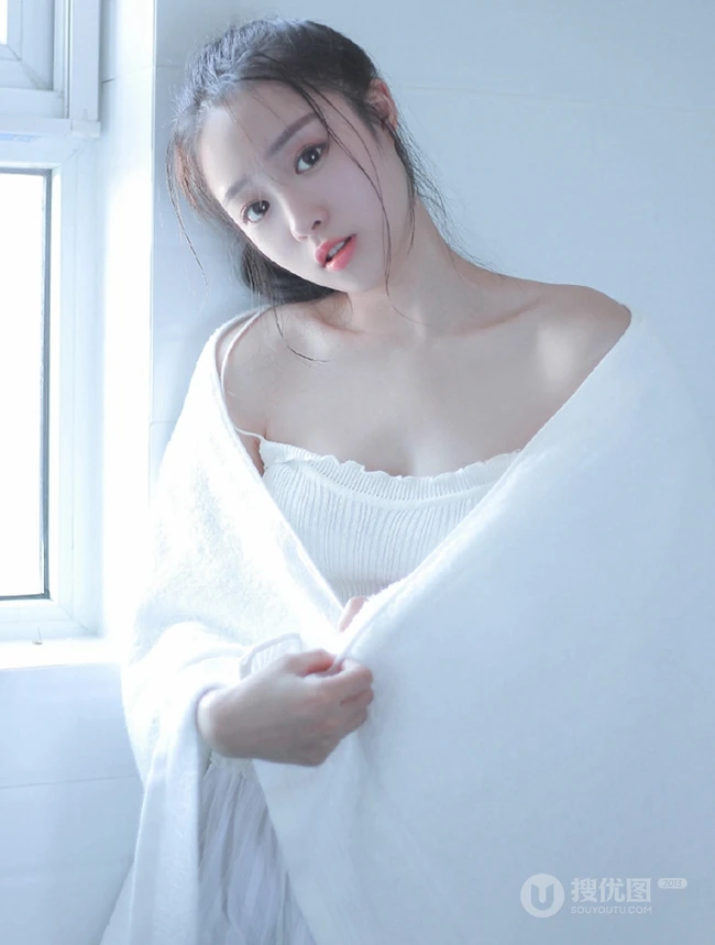浴室清透女生，裹着浴巾准备洗澡的娇小女生浴室写真图片