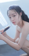 浴室清透女生，裹着浴巾准备洗澡的娇小女生浴室写真图片