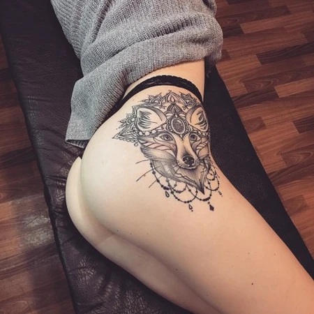 气质侧臀与大腿纹身大图案，女性气质部位线条纹身图案图片欣赏