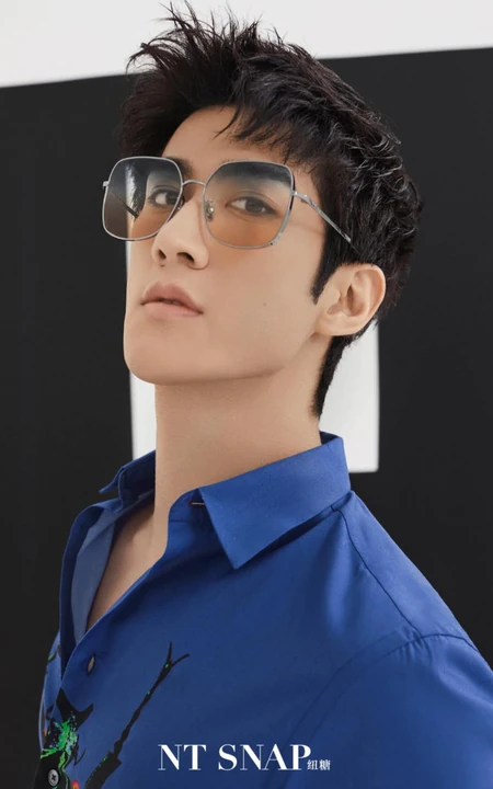 李治廷妖冶帅气妆容杂志写真图片，多套服饰演绎休闲随性魅力
