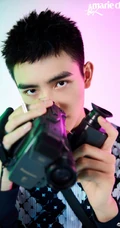 陈飞宇运动休闲装炫彩光影风格登《嘉人》杂志封面写真图片