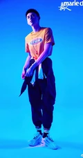 陈飞宇运动休闲装炫彩光影风格登《嘉人》杂志封面写真图片
