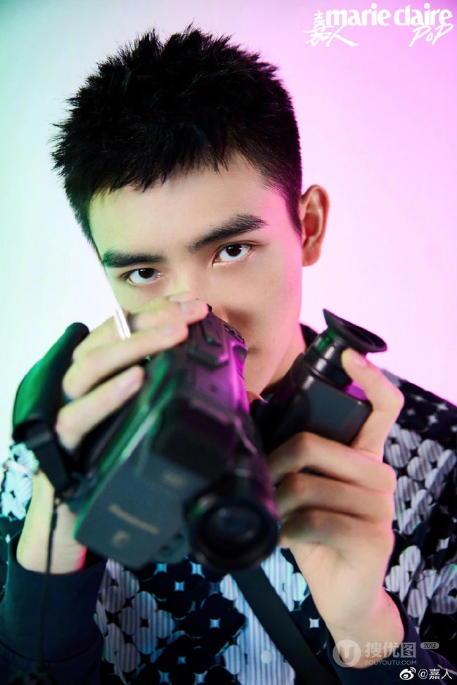 陈飞宇运动休闲装炫彩光影风格登《嘉人》杂志封面写真图片
