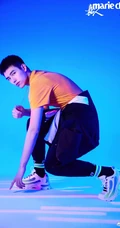 陈飞宇运动休闲装炫彩光影风格登《嘉人》杂志封面写真图片