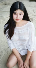 童颜气质丰韵长发女生海边沙滩写真图集，紧身牛仔热裤着身身材完美